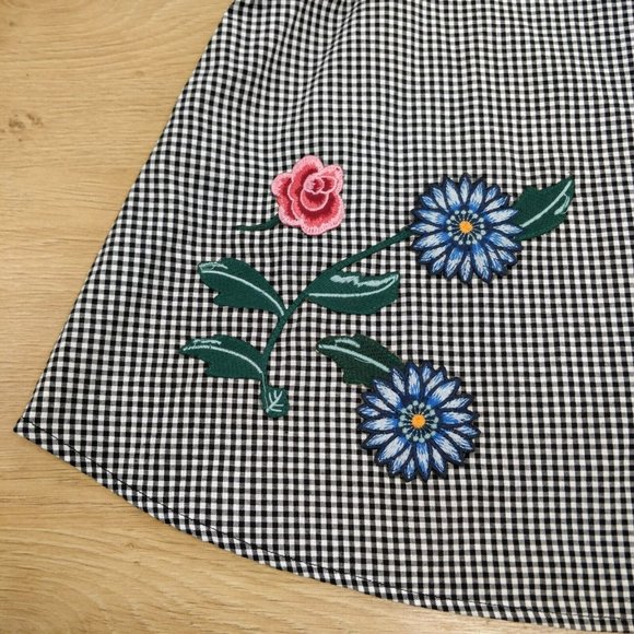 SAKS FIFTH AVENUE Cold Shoulder Top Gingham Check Floral Applique Black White S - Picture 5 of 8